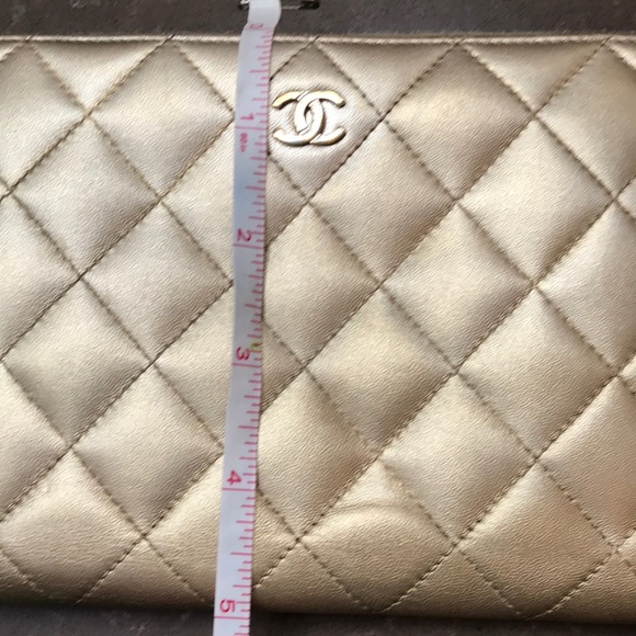 🌻4xHP!🌻 Auth. Chanel Gold Quilted Zip Wallet - Picture 16 of 16